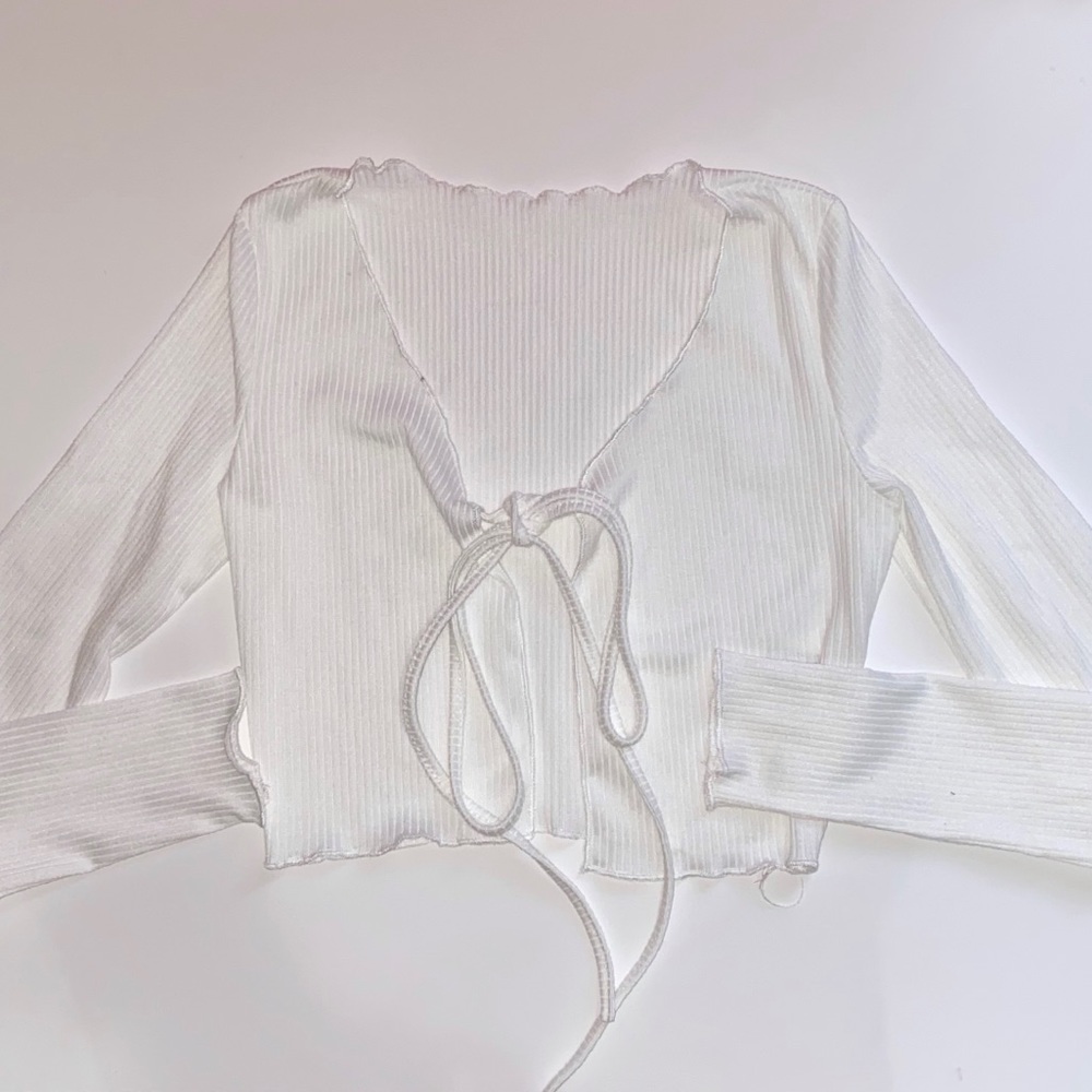 White knitted long sleeve front tie crop top
